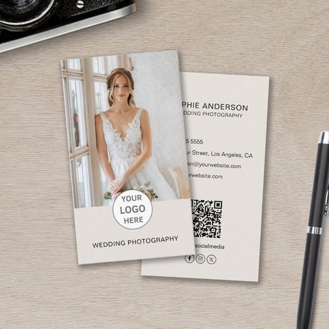 Modern Logotyp Foto QR Social Media Tan för fotosk Visitkort (Modern Photographer Logo Photo QR Social Media Tan Business Card)