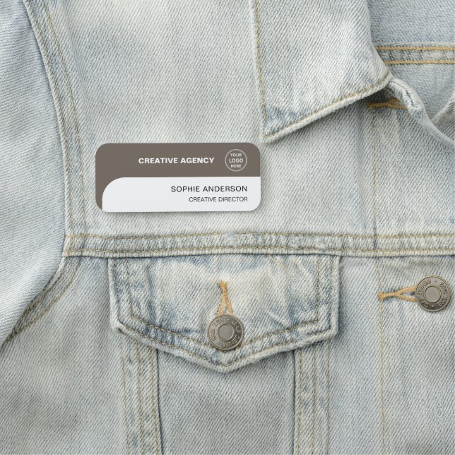 Modern logotyp i taubefärgad personalmärke namnbricka (På plats)