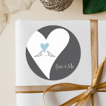 Modern Love birds Light Blue Heart Bröllopsförmån Runt Klistermärke<br><div class="desc">Produktdesignen har två vita duvor som rostar ihop och ser upp mot ett ljusblått hjärta. Vita duvor är symboler för kärlek,  tur,  fred och välstånd. Denna enkla fågelillustration gör söta,  moderna och unika,  runda klistermärken med personlig för bröllop,  möhippa,  årsdag eller något annat romantiskt tillfälle.</div>