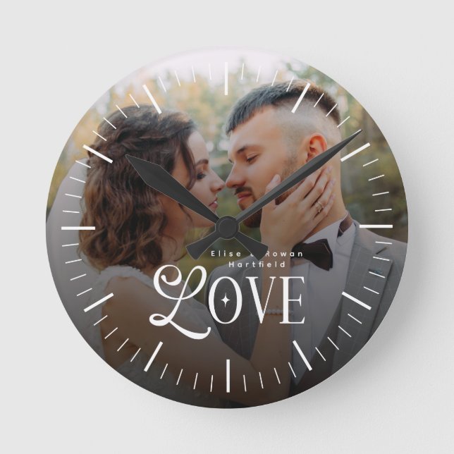 Modern Love Custom Wedding Photo Couples Monogram Rund Klocka (Framsida)
