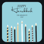 Modern Lycklig Hanukkah Candles Helgdag Sticker Fyrkantigt Klistermärke<br><div class="desc">Anpassa anpassningsbarna ovan. Du hittar ytterligare samordningsposter i vår "Modern Lycklig Hanukah Candles"-samling.</div>