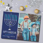 Modern Lycklig Hanukkah-familjens fotokort<br><div class="desc">Det här söta,  trendig Lycklig Hanukkah-kortet har en vacker menorah på blå bakgrund med vit typografi. Det här vackra judiska fotokortet har ett eget foto bredvid din familj namn.</div>