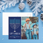 Modern Lycklig Hanukkah Family Photo Blue Vykort<br><div class="desc">Det här söta,  trendig Lycklig Hanukkah-vykortet har en vacker menorah på blå bakgrund med vit typografi. Det här vackra judiska vykortet för foto-helgdag har dina barn ett foto bredvid din familj namn.</div>
