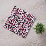 Modern Magenta Black Grått Geometric Kakelplatta<br><div class="desc">Den keramiska plattan har en färgstark geometrisk mönster i trendig Viva Magenta,  svart,  grått och vitt,  med vitt rutnät. Kvadraterna är färgad i ett slumpmässigt mönster och du kan redigera färg i verktyg i Design.</div>