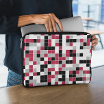 Modern Magenta Black Grått Geometric Laptop Fodral<br><div class="desc">Det här färgstarka laptop sleeve har ett flerfärgat geometriskt mönster i Viva Magenta,  svart,  grått och vitt. Kvadraterna är färgad i slumpmässig ordning och du kan redigera färg i Design verktyg.</div>