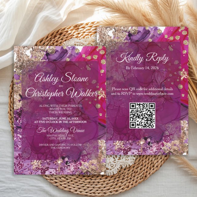Modern Magenta Plommon Guld QR-kod Bröllop Inbjudningar (Elegant and modern magenta, purple and gold glittery wedding invitation with QR code)