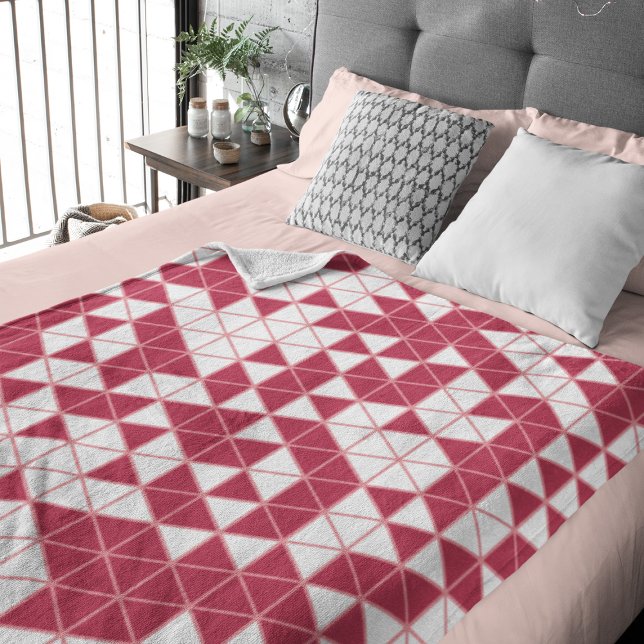 Modern Magenta Rosa White Geometric Triangles Fleecefilt (Skapare uppladdad)