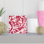 Modern Magenta Rosa White Geometric Triangles Kakelplatta<br><div class="desc">Den här keramiska plattan har ett dynamiskt geometriskt mönster i trendigets magenta- och rosa-skuggor,  perfekt för att lägga till en stänk av modern stil till ditt hem. Färg är anpassade i verktyg i Design.</div>