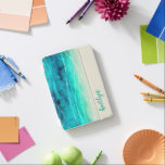 Modern målad mousserande havsfisk namn iPad mini skydd<br><div class="desc">Det ursprungliga moderna havs- och sandmönstrade fodral i akvariet,  grönt blå med vitt vinkart och sandtoner. Anpassa till valfri namn. Ett exempel är Kaitlyn. Originalfärgade teckningar med grafisk överläggningsdesign av Sarah Trett för www.mylittleeden.com</div>