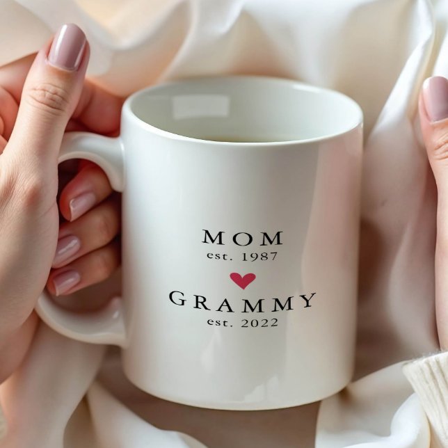 Modern Mamma | Grammy År Est. Kaffe Mugg (Skapare uppladdad)