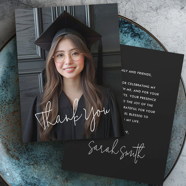 Modern manus - enkel fotosvart studenten tack kort (Modern script simple photo black graduation thank you card)
