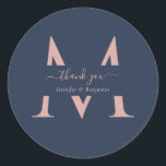 Modern marblå  Monogram Bröllop Tack Runt Klistermärke<br><div class="desc">Med det moderna personligen monogram bröllop tackar du klistermärken med ett modernt typsnitt. Anpassa enkelt onlinen. Matchningsartiklar som är tillgängliga för att komplettera dessa bröllopsetiketter för elegant i monogram.</div>