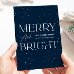 Modern marin merry och Bright non-Photo Julkort<br><div class="desc">Modern helgdag-kort med "Merry and Bright" som visas med vit text och marin bakgrund med subtila vita prickar (snö). Anpassa framsidan av kortet för icke-fotofoto med din familj namn och året med vita bokstäver. Kortet återgår till visning av ditt personliga meddelande med marinbrev eller lämnar det tomt för att skriva...</div>