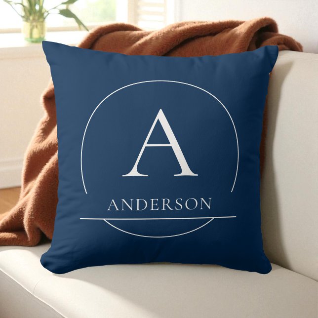 Modern Marinblå Enkel Familjenamn Monogram Kudde (Modern Navy Blue Simple Family Name Monogram Throw Pillow)