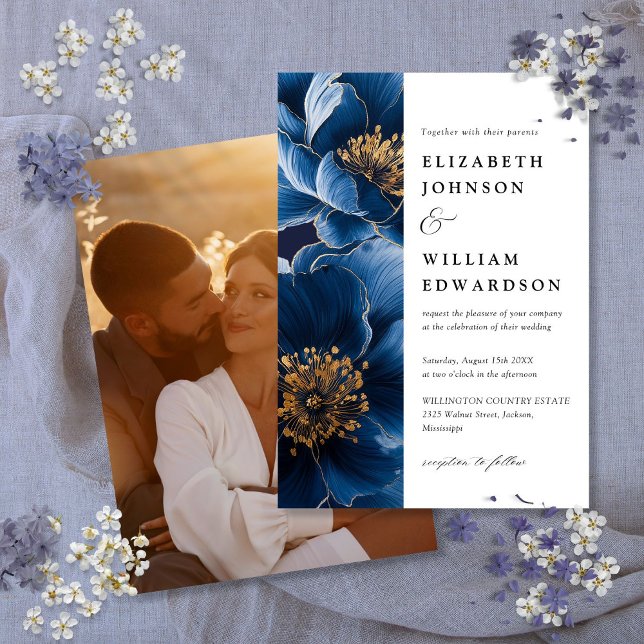 Modern marinblå och guldblommig foto vigsel inbjudningar (Modern Navy Blue And Gold Floral Photo Wedding Invitation)