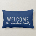 Modern marinblå välkommen lumbarkudde<br><div class="desc">Det moderna marinblåa välkommna familjmonogramnamn,  anpassningsbar kudder.
Du kan lätt ändra texten.</div>