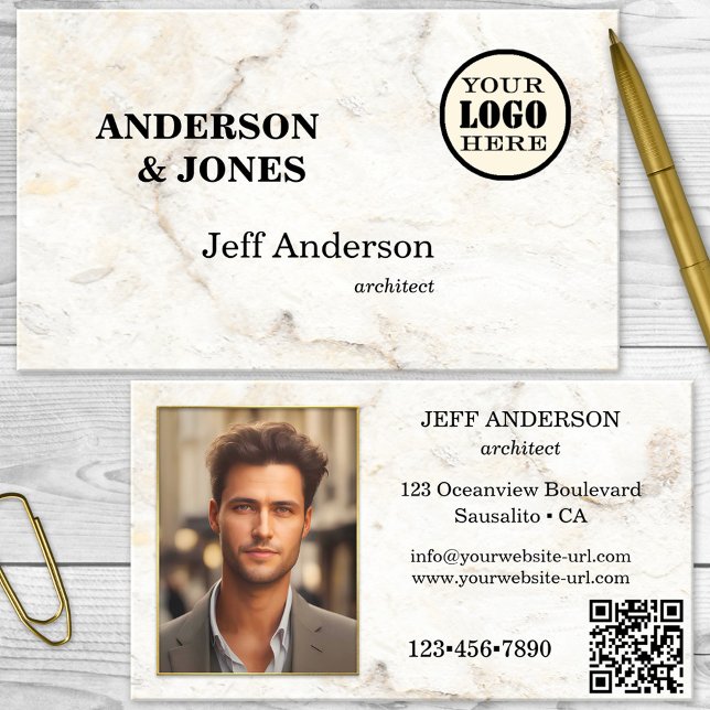 Modern Marmor Guld Professionell Arkitekt Foto Visitkort (Business card featuring a simple design with white marble. With photo, logo and QR code template)