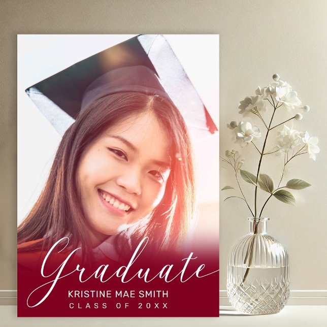Modern maronvitkalligrafi - foto Studenten Inbjudningar (Maroon with White Calligraphy Script Photo Graduation Announcement and Party Invitation)