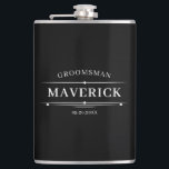 Modern Marskalkar Glipp klassisk bröllopsfavoritAn Fickplunta<br><div class="desc">Den här snyggt groomsmankolven har en vintage gräns med namn i marskalkarna, titeln och datumet skrivet i ett trendig, vit minimalistisk typografi med svart bakgrund. Lägg bara till namn i marskalkarna, titel och datum i avsnittet Anpassa för att skapa din egen bröllopsfest-kolv. Den här utformningen visas här som en groomsmankolv...</div>