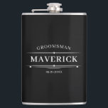 Modern Marskalkar Glipp klassisk bröllopsfavoritAn Fickplunta<br><div class="desc">Den här snyggt groomsmankolven har en vintage gräns med namn i marskalkarna, titeln och datumet skrivet i ett trendig, vit minimalistisk typografi med svart bakgrund. Lägg bara till namn i marskalkarna, titel och datum i avsnittet Anpassa för att skapa din egen bröllopsfest-kolv. Den här utformningen visas här som en groomsmankolv...</div>