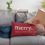 Modern matchande, minimalistiskt God jul för famil Lumbarkudde<br><div class="desc">Lägg till julvibbar med vår MERRY-familj Namn Pillow! 🎄 Anpassa med texten. Minimalistisk magi för ditt mysiga bo! 🎅 #MerryFamilyPillow #julDecor</div>