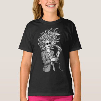 Modern Medusa som använder hårtork Rolig mytologi- T Shirt