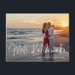 Modern Mele Kalikimaka Beach Photo jul Helg Vykort<br><div class="desc">Skicka helgdag till det här moderna julvykortet med en enkel design med det hawaiiska hälsning "Mele Kalikimaka" i ett tunt,  vitt skript i elegant,  tillsammans med namn och år över ditt favoritfoto. Baksidan har ditt personliga meddelande och din returadress för enkel utskick.</div>