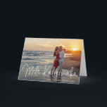 Modern Mele Kalikimaka Beach Photo jul Helgkort<br><div class="desc">Skicka helgdag till det här moderna, vikta julkortet med en enkel design med det hawaiiska hälsning "Mele Kalikimaka" i ett tunt, vitt skript i elegant, tillsammans med namn och året över ditt favoritfoto. Lägg till ditt personliga meddelande i insidan eller ta bort texten om du vill lämna skriva till meddelandet....</div>