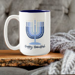 Modern Menorah Designad Hanukkah Mugg<br><div class="desc">Modern designmenorah med "Lycklig Hanukkah" på 15 oz Mugg. Dubbelsidig utskrift med bakgrundsmenorah. Dishwasher säker</div>