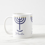 Modern Menorah Navy Guld Anpassningsbar med namn Kaffemugg<br><div class="desc">Anpassa ditt namn till Menorah mugg. Blåblå Menorah med guld-faux-foillspetsar. Namn är skrivet i skriptteckensnitt i marinblått. Menorah och namn trycks på tre ställen runt mugg. Om du vill anpassa klickar du på "Anpassa den här mallen".</div>