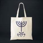 Modern Menorah Tygkasse<br><div class="desc">Enskilda företrädare för brev: Menorah: Mem, Nun, Resh, Hej Mem - Chaos Mighty Blood Nun - Fortsätt med sin son Resh - First Top Beginning Hej - titta på utandningsutdraget 25:31 och du ska göra en ljusskygg av rent guld: av slaget arbete ska ljusskygssen göras: hans axel och hans grenar.,...</div>