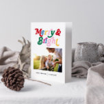 Modern Merry & Bright Colorful Bright Photo Kort<br><div class="desc">Skaffa julstämning med vårt moderna merry & Bright Colorful Retro Photo Card! Det här kortet har en roligt mönster av beröm och ljus skriven i färglös retrotypografi, skapar den perfekt för hela julen i älskarna. Anpassa kortets framsida med ditt favoritfoto från julen och din familj namn och lägg till ett...</div>