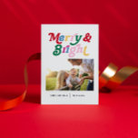 Modern merry & Bright Colorful Retro Photo Helg Vykort<br><div class="desc">Vi har alla helgdag i kärlek och hur kan vi fira bättre än med vårt moderna merry & Bright Colorful Retro Photo Helgdag Postcard? Det här oförglömliga vykortet har fin och skarp text i färgfull retrotypografi, skapar en roligt och modern estetik. Med den kan du anpassa din favoritbild till julen...</div>