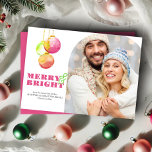 Modern Merry & Bright Photo Rosa-julkort Julkort<br><div class="desc">Den här unika rosa julkortsmallen har en modern magenta med ursprungliga vattenfärgade helgdag i klara skuggor av rosa, grönt och rött. "Merry & Bright" i hälsning visas på ett vackert sätt i ett traditionellt serif-teckensnitt på en ren vit bakgrund, vilket ger kortet en smula elegans. Anpassa den här mallen med...</div>