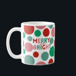 Modern Merry & BrightStor Polka Dot Mönster Kaffemugg<br><div class="desc">God och smart typografi mönster med brev och cirklar i rosa,  rött och grönt färg.</div>