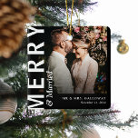 Modern Merry & Married Photo-jul Julgransprydnad Keramik<br><div class="desc">God och gift julprydnad. Utformningen har en modern typografiklayout,  det nya namn och bröllop.</div>