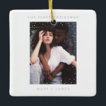 Modern merry och gift foto med ultraminimalistisk  julgransprydnad keramik<br><div class="desc">Nyårens nyårsjubileum med ultraminimalistisk nyårsjusterad nyårsjusterad och präglad fotokeramisk prydnad med ett minimalistiskt snöfall ram-överlägg på personligens foto,  sans serif modern font och en snöflingor mönster baksida med anpassningsbarnas julår. Fotokeramiskt prydnadsämne är fullt anpassade.</div>