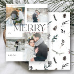 Modern merry och gifta Newlyweds 4 foto Julkort<br><div class="desc">Hämta din första julhelg som nyfödda med det här moderna merry- och gifta nya lyweds-fotokortet. Det här kortet har en vacker vintern-design med elegant-typografi och gör det möjligt för dig att din glädje och kärlek med familj och vänner. Den moderna, minimalistiska fronten visar fyra av dina favoritfoton från bröllop eller...</div>