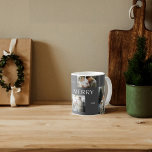 Modern merry Typography Simple 5 Photo Kaffemugg<br><div class="desc">Vi presenterar den moderna Merry Typography Simple 5 Photo Coffee Mugg - det perfekt sättet att göra denna jul extra speciell! Visa upp din familj namn med en unik personlig-design som innehåller fyra av dina favoritfoton från helgdag som har lagts till med "Merry" i modern typografi mot snyggtens grått-bakgrund. Mugg...</div>