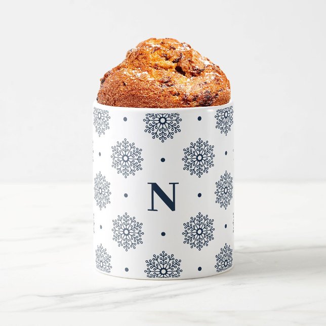 Modern Midnight Blue Snöflingor Monogram Winter Kaffemugg (Christmas holiday mug gift with modern navy blue snowflake pattern and minimalist custom monogram.)