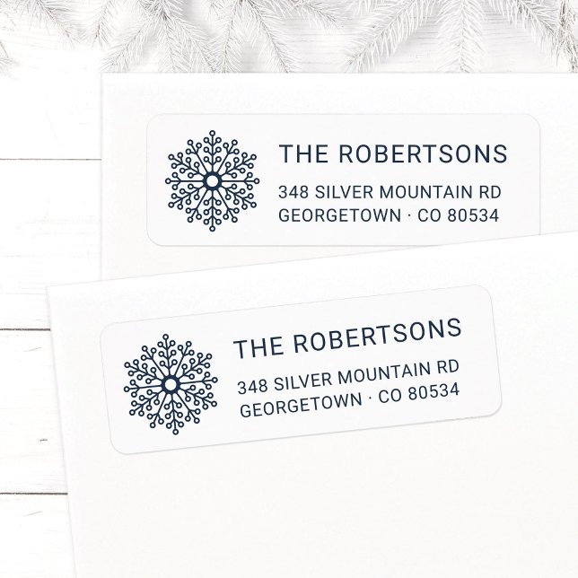 Modern Midnight Blue Snowflake-Returadress Returadress Etikett (Modern, elegant Snowflake Christmas return address labels in navy blue with family name.)