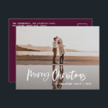 Modern, minimal 1 fotoburgundskript jul helg vykort<br><div class="desc">Budgetera God jul moderna 1-fotojulkort. Modern burgundi och vit helgdag-design. Skripttext med ett modernt kant. Hand målade prick-poka baker. Ändra färg i baksidan om du vill anpassa den.</div>