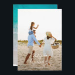 Modern minimal 1-fotojul julkort<br><div class="desc">snyggt-christmas-kortdesign med trendig blandning av fet stil och skript,  utrymme för ditt valda foto på framsidan med strand- och havsgrafik på baksidan</div>