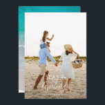 Modern minimal 1-fotojul julkort<br><div class="desc">snyggt-christmas-kortdesign med trendig blandning av fet stil och skript,  utrymme för ditt valda foto på framsidan med strand- och havsgrafik på baksidan</div>