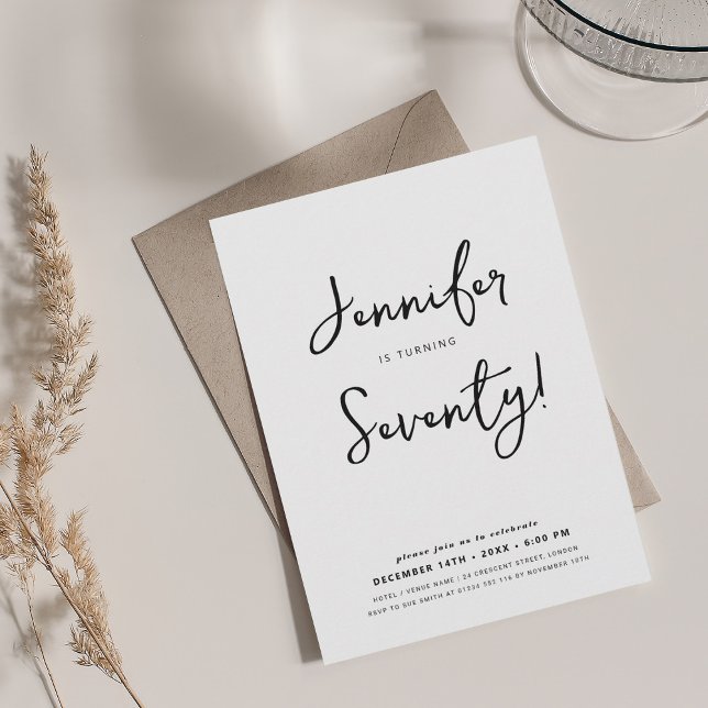 Modern minimal 70:e födelsedagsskript svart och vi inbjudningar (Modern Minimal 70th Birthday Script Black & White Invitation)