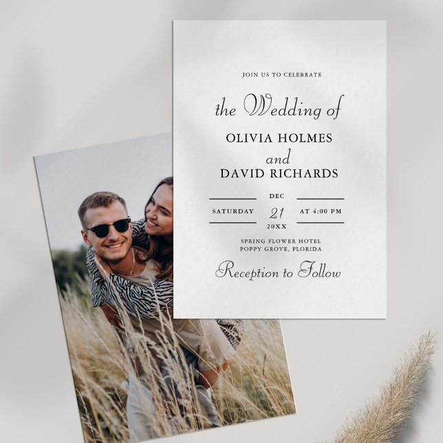 Modern minimal Anpassningsbar Photo Bröllop Inbjudningar (Modern Minimalist Custom Photo Wedding Invitation on white table with dry wildflower.)