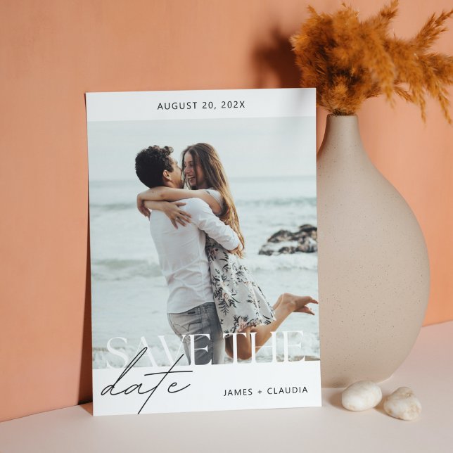 Modern & Minimal Beach Fotografi Spara Datum-kort Inbjudningar (Simple Modern script white chic photo save the date invitation)