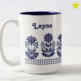 Modern Minimal Blue Folk Art Flowers Custom Name Två-Tonad Mugg