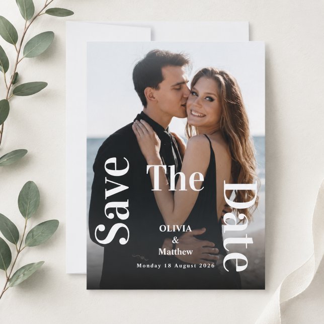 Modern Minimal Bröllopsfotoöverlägg Fet Skrift Spara Datumet (modern minimalist wedding save the dates typography elegant simple engagement photo couple magazine)