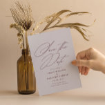 Modern Minimal Calligraphy Violet Lilac Bröllop Spara Datumet<br><div class="desc">Meddela de bra nyheterna i stil med den här eleganten spara datumkortet med elegantens kalligrafi. Den omvända sidan har mer utrymme för ytterligare information som du kan vilja ge dina gäster.</div>